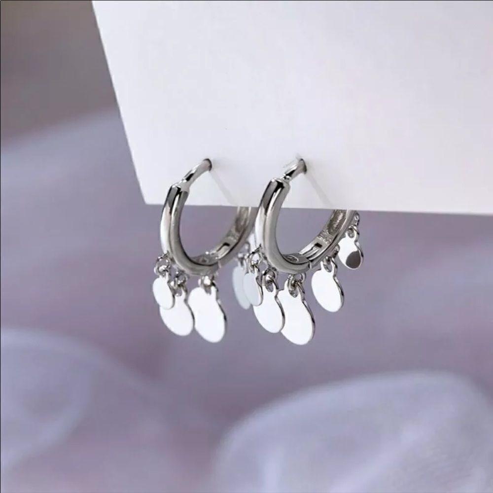 The Disc Huggie earring in 925 silver